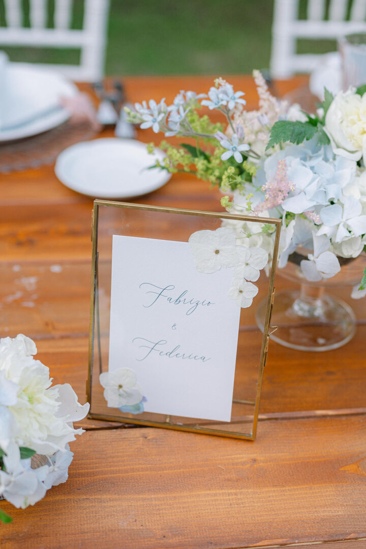 segnatavolo fiori freschi tavolo imperiale matrimonio pastello